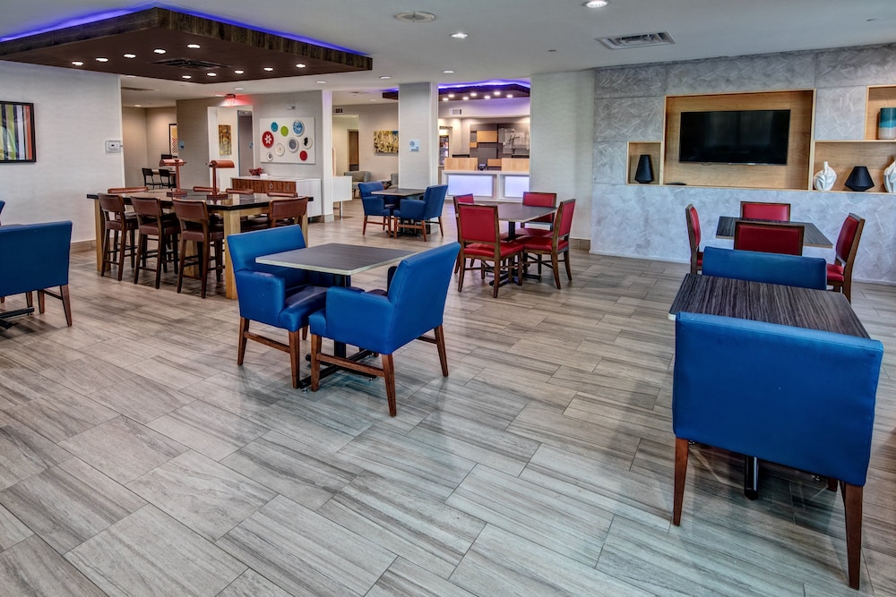 Holiday Inn Express and Suites Memphis Southwind - photo 43