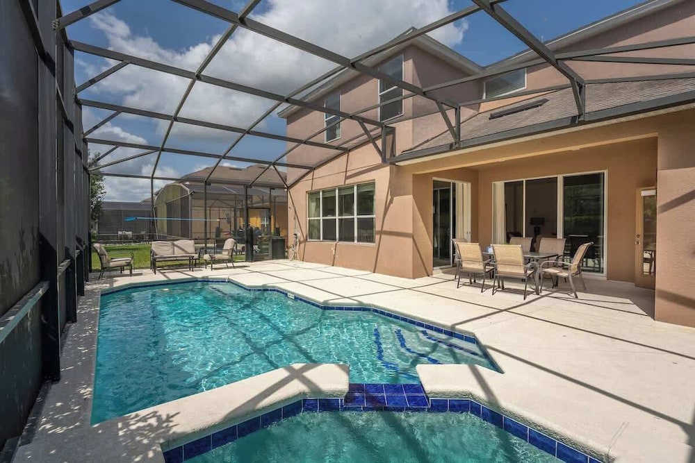 Themed Bedrooms and Large Pool - last minute hotel in Kissimmee