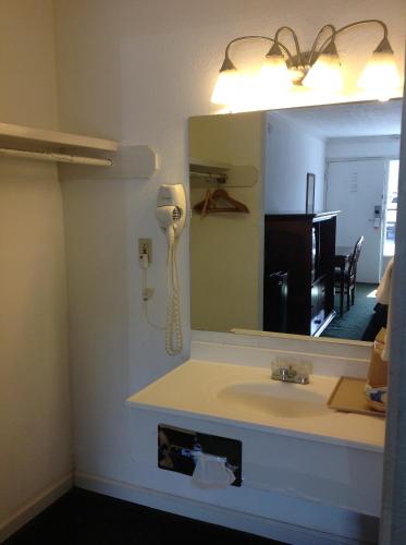 Houston Inn and Suites - photo 13
