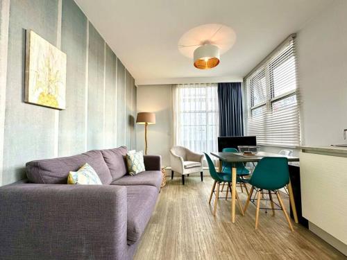 Stylish 2 Bedroom Apartment Free Parking & WiFi 1 Minute walk to Poole Quay Great Location Free Parking Fast WiFi Smart TV Newly decorated sleeps up to 4 Close to Poole & Bournemouth & Sandbanks — 4-Star Luxury Hotel in Poole, United Kingdom
