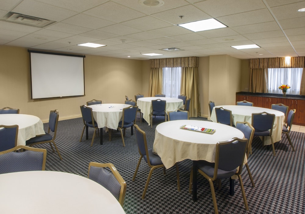 Holiday Inn Express Hotel & Suites Buffalo Airport by IHG - photo 31