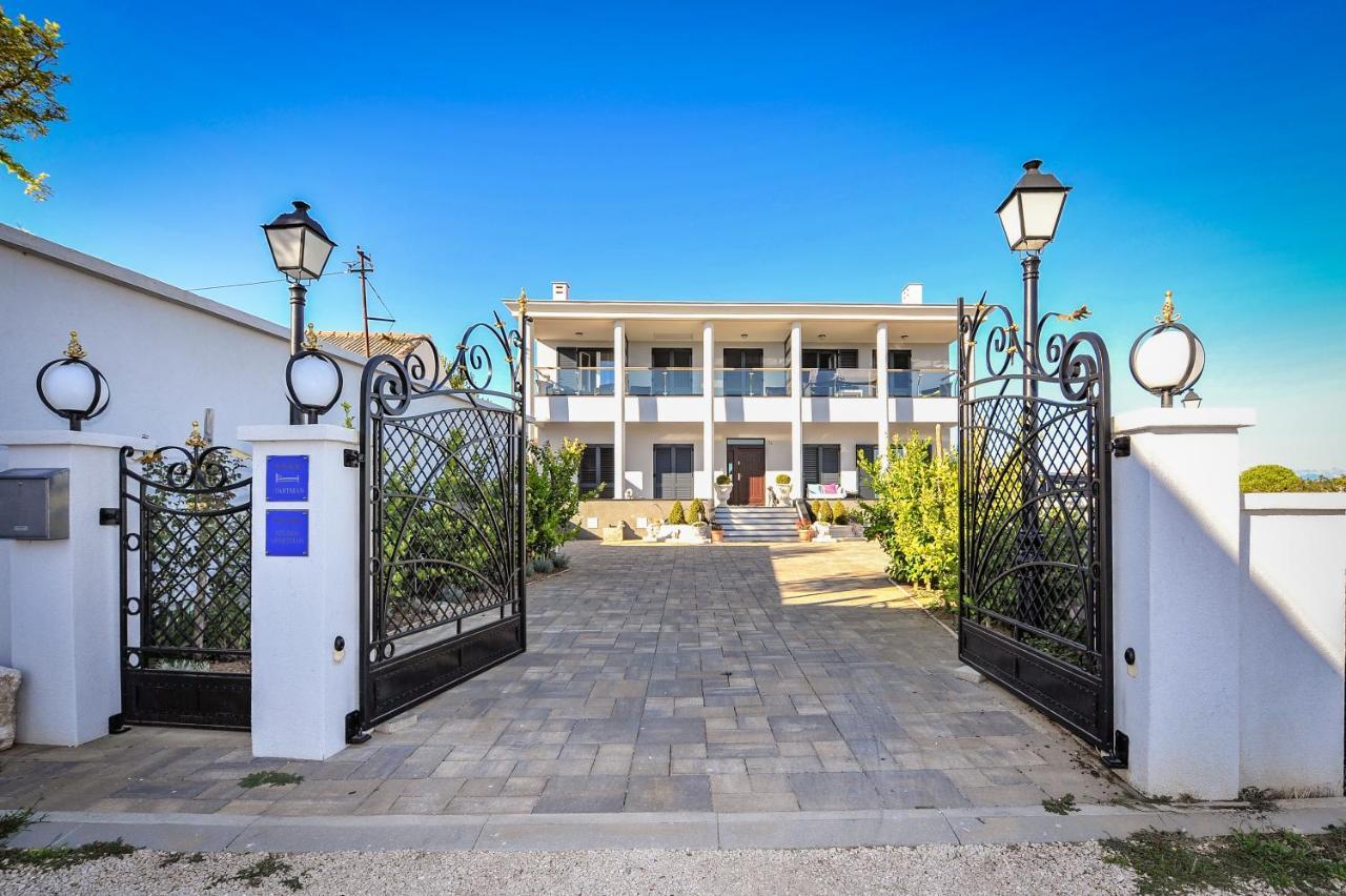 Apartments Victoria Privlaka — 4-Star Luxury Hotel in Privlaka, Croatia