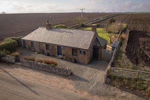 Cliff Walk Cottage — 4-Star Luxury Hotel in Arbroath, United Kingdom