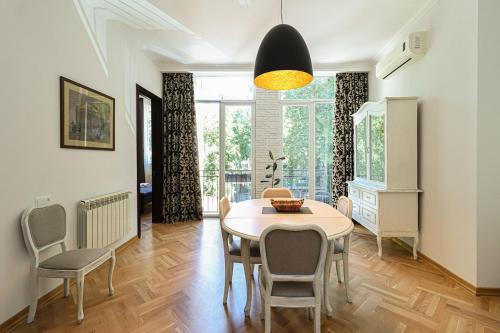 Stylish 3BR Apt near Mziuri Park By Wehost