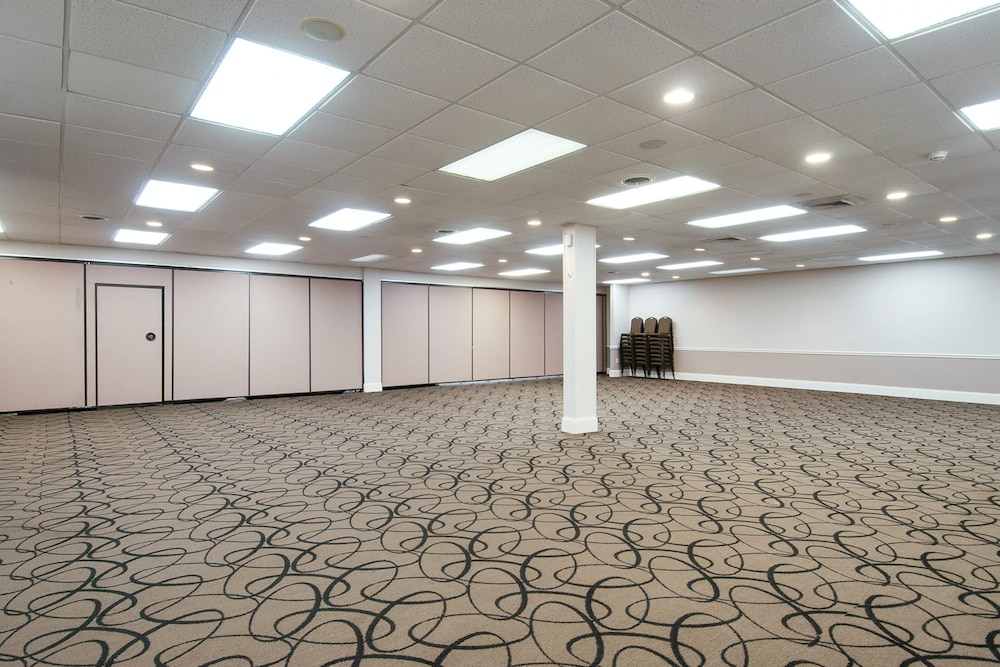 Days Inn & Suites by Wyndham Johnson City - photo 19