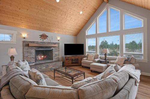 Five Peaks ac hot Tub 5br 3.5ba - featured photo