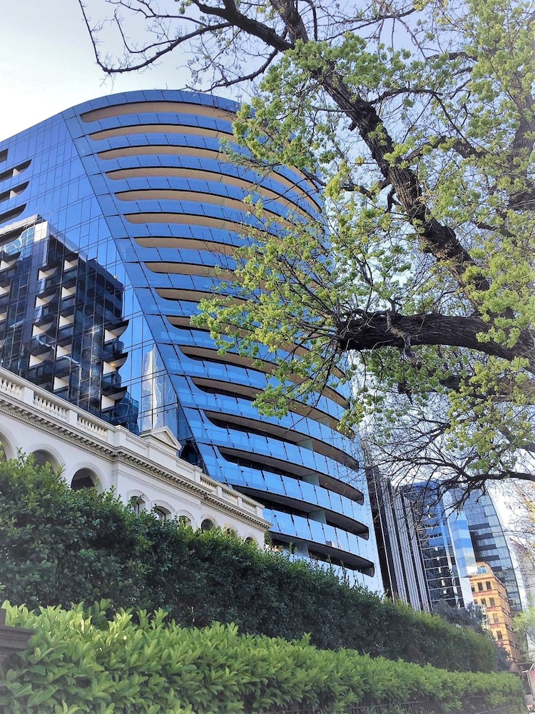 Peaceful 2BR apt on St Kilda Rd w Free Parking#OP08 — 4-Star Luxury Hotel in Melbourne, Australia