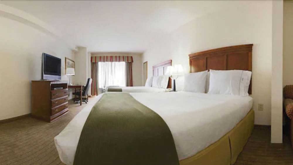 Holiday Inn Express Hotel & Suites Dyersburg by IHG - photo 24