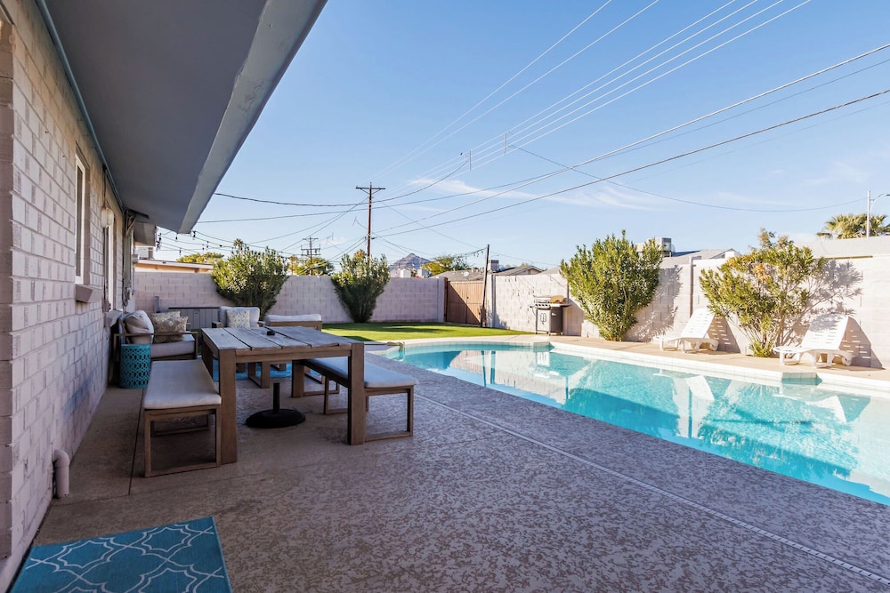 4BR Sleeps 8 Heated Pool Yard Games Bbq in Scottsdale, United States