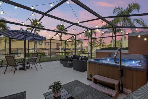 Disney Area 3BR Townhouse with Spa & Pool Access — 4-Star Luxury Hotel in Kissimmee, United States