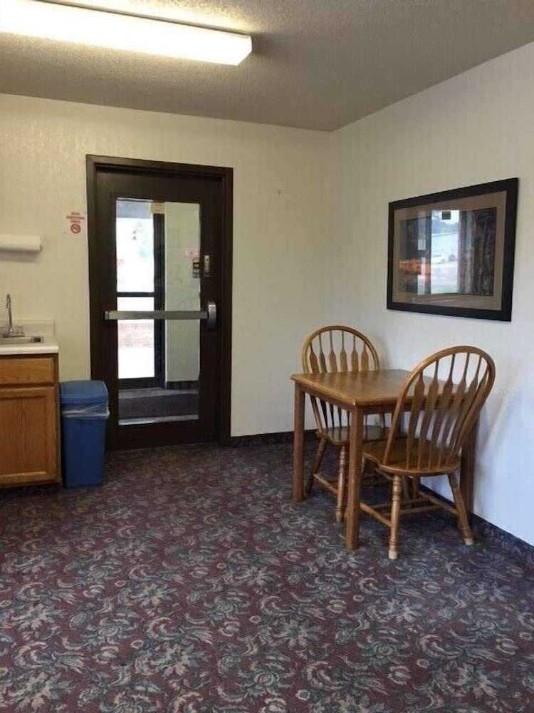 Clarion Hometown Inn - photo 4