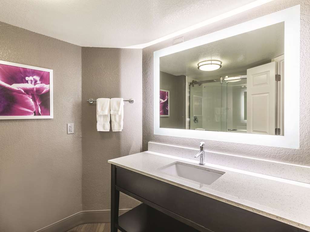 La Quinta Inn & Suites by Wyndham Austin Near The Domain - photo 18