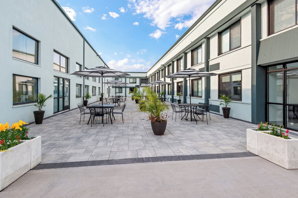 HomeTowne Studios by Red Roof & Conference Center Cortland - photo 39