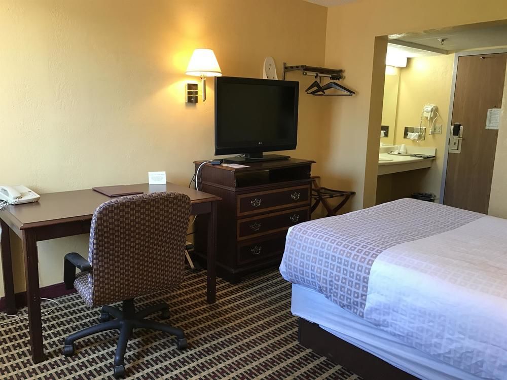 Americas Best Value Inn Bell Tower - photo 36