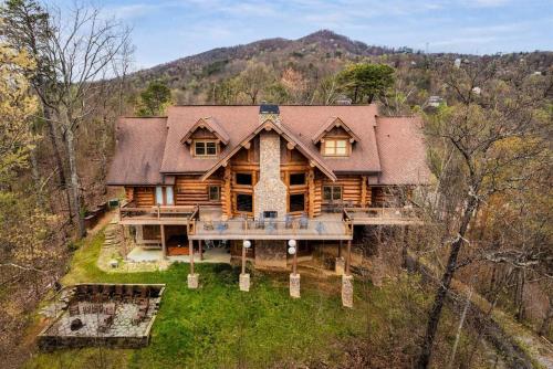 Bear Paw 7 bed 8ba Sleeps 22 Location 3 Clubhouse Pools Hot tub in Gatlinburg, United States