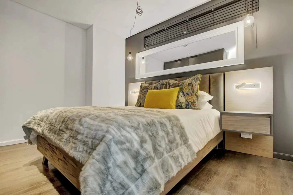 Modern Top Floor Flat With Mountain Views