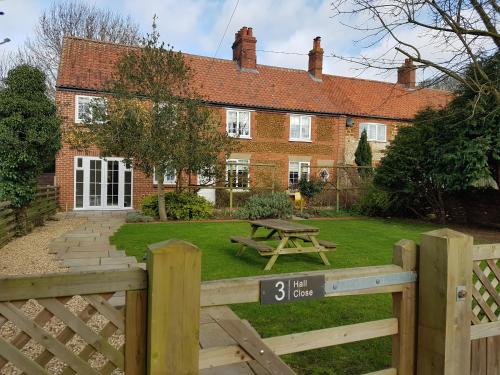 Gorgeous Cottage by the sea sleeps 10 5 bed 4 bath — 4-Star Luxury Hotel in Heacham, United Kingdom