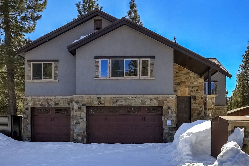 Chateau De Navahoe Luxury Hot Tub Large Yard — South Lake Tahoe