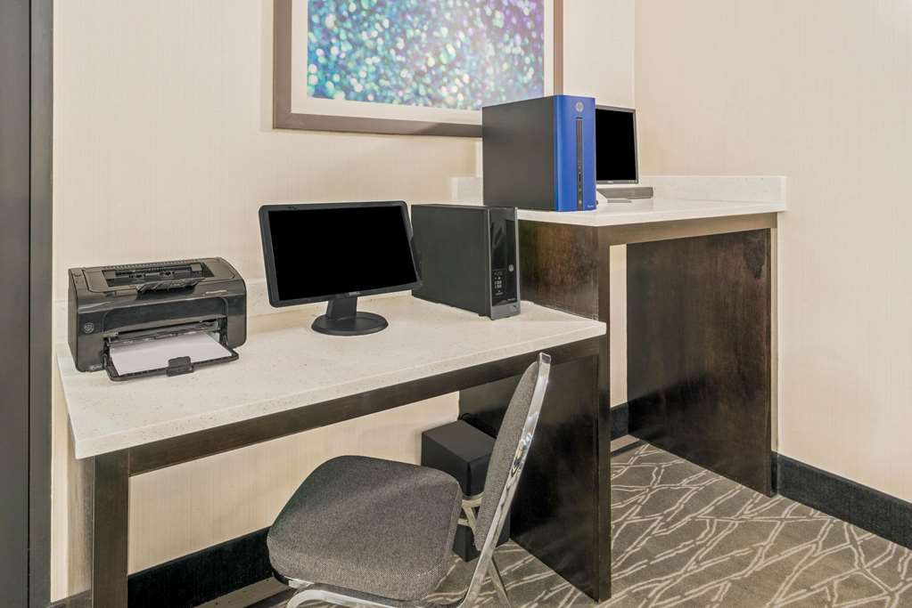 La Quinta Inn & Suites by Wyndham Oklahoma City Yukon - photo 30