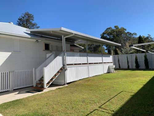 Fully Renovated 3 Bedroom House — 4-Star Luxury Hotel in Belmont, Australia