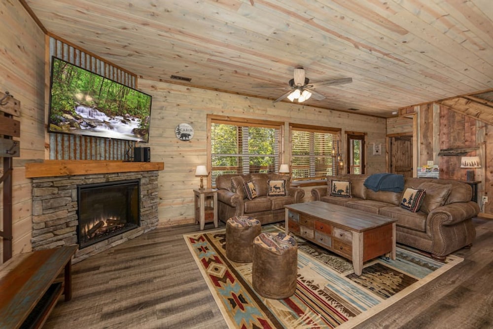 Lux Cabin Mtn Views Flat Parking Dog Friendly — 4-Star Luxury Hotel in Gatlinburg, United States