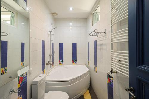 Charming 2BR Near Rooms Hotel By Wehost