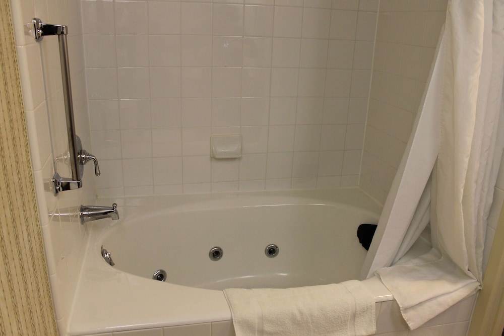 Hilton Garden Inn Addison - photo 22