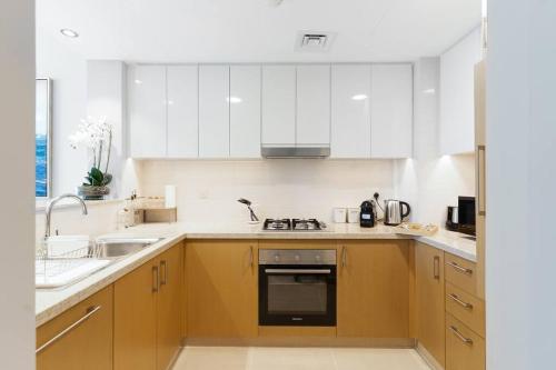 LARBI Breathtaking Burj Khalifa & Fountain Luxurious 1BR — 4-Star Luxury Hotel in Dubai, United Arab Emirates