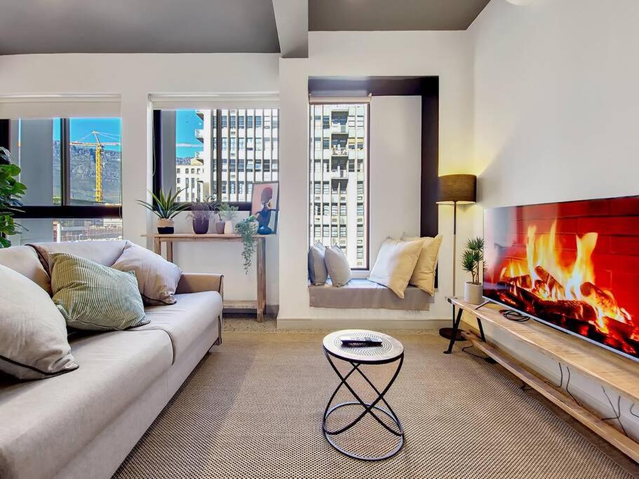 City Bowl Apartment with Rooftop Pool