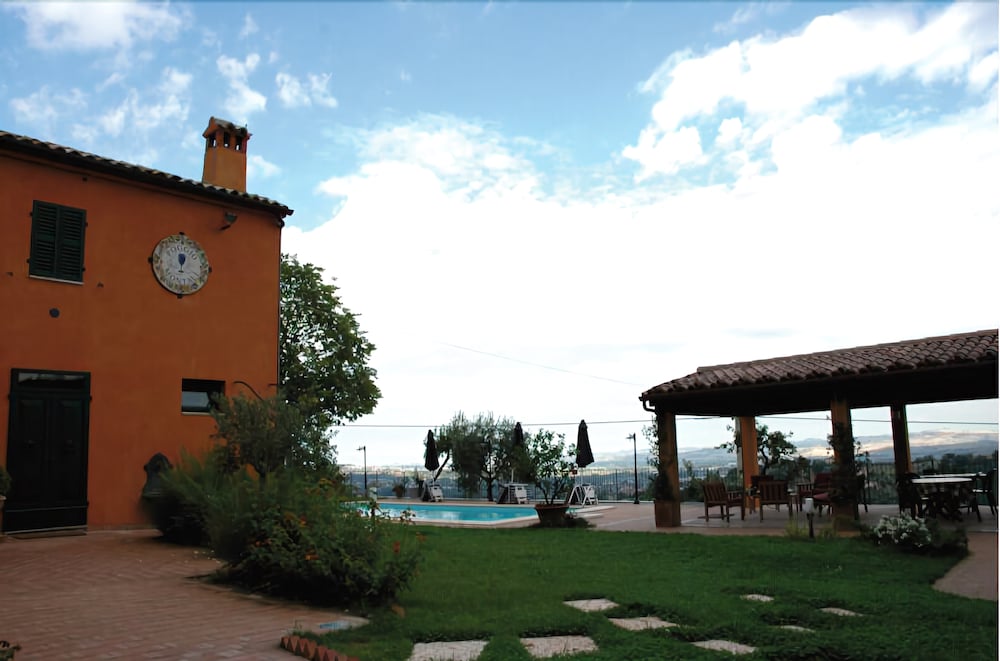 Poggio Montali - carbon neutral hotel in Monte Roberto