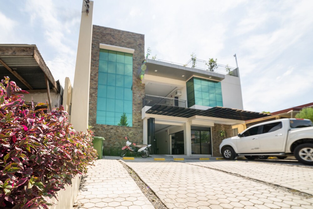 OYO 235 R Residencia - carbon neutral hotel in Davao