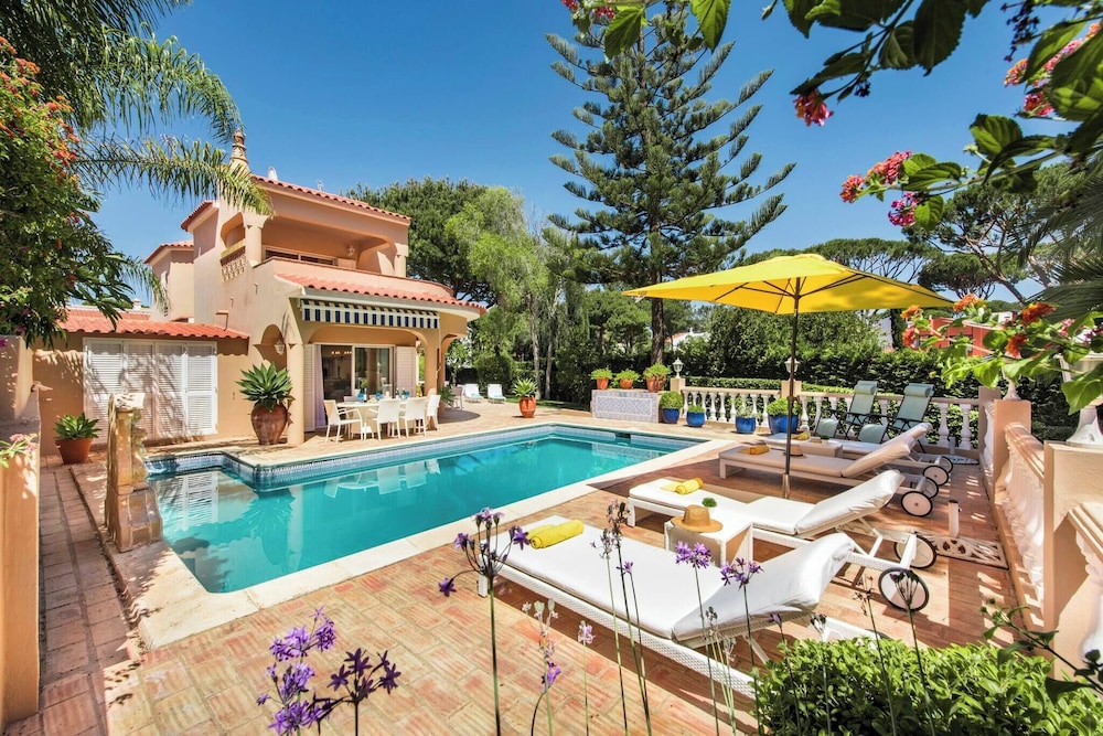 4 Bedrooms Private Pool Close To All Amenities in Loule, Portugal