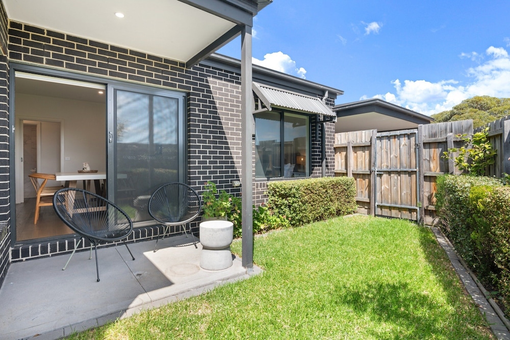Bright 2 Bed Glenroy Home with Courtyard — 4-Star Luxury Hotel in Melbourne, Australia