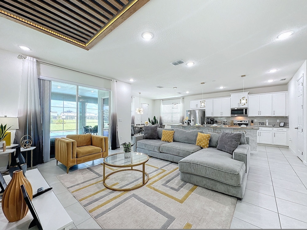 Luxury 6 Bed Villa With Pool Spa in Solara Resort - featured photo
