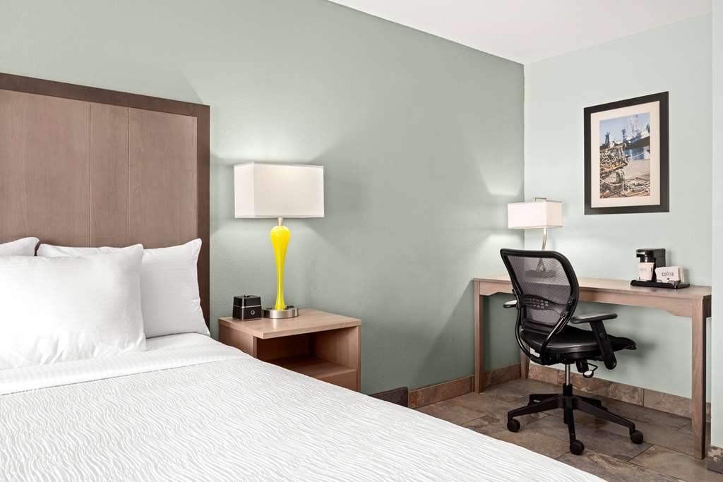 La Quinta Inn & Suites by Wyndham Newport - photo 19