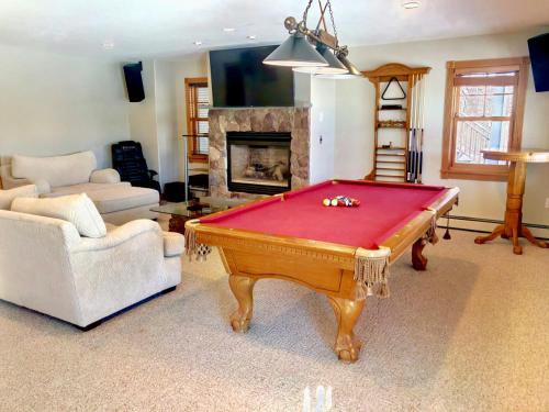 P5 Ski in Ski out rare find Presidential View single family with garage pool table ping pong - photo 36