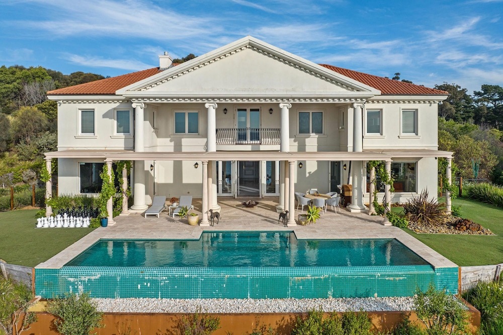 The Bay Crest Manor Views Pool Beach — Mount Eliza — photo 2