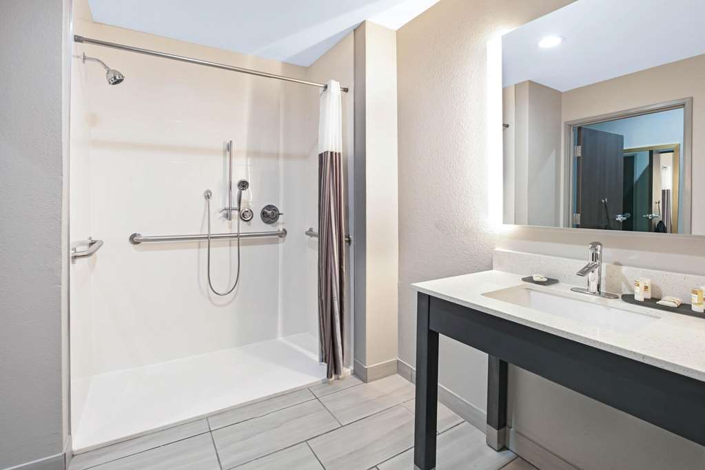 La Quinta Inn & Suites by Wyndham DFW West Glade Parks - photo 12