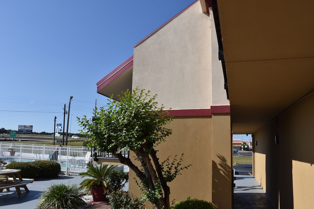 Super 8 by Wyndham Tifton - photo 52