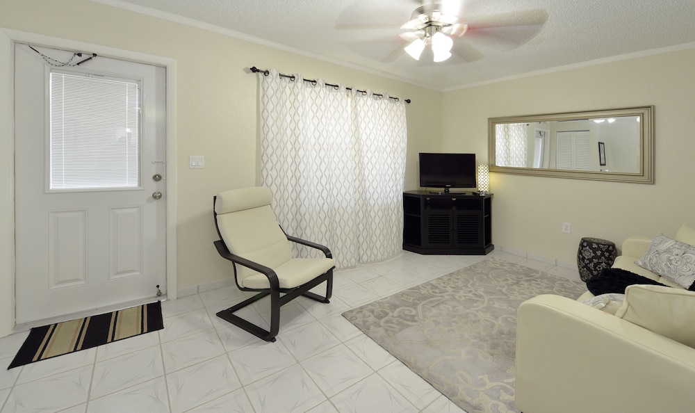 Hollywood by the Sea Hotel - photo 43