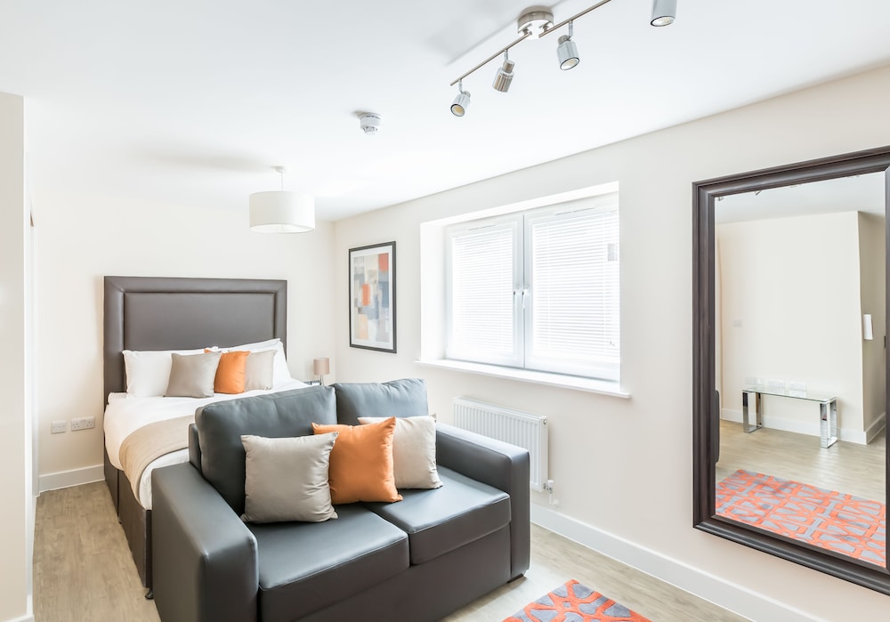 House of Fisher Central Gate — 4-Star Luxury Hotel in Newbury, United Kingdom