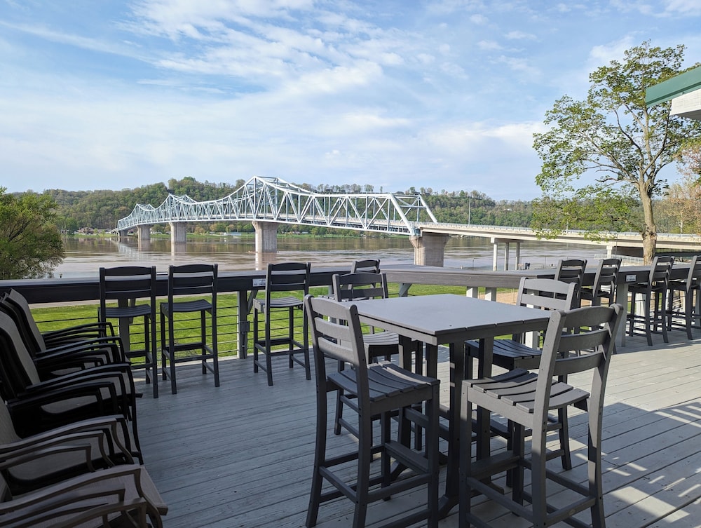 Riverboat Inn and Suites - photo 42