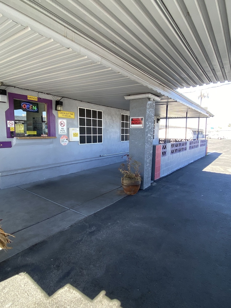 Lucky Cuss Motel - photo 39