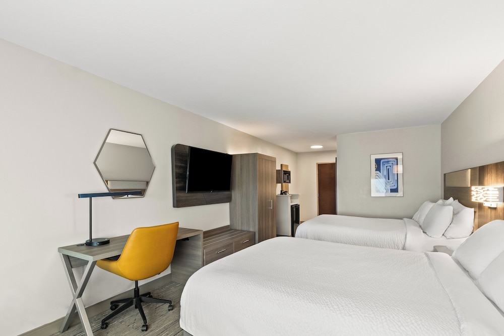 Holiday Inn Express and Suites Fairmont by IHG - photo 32