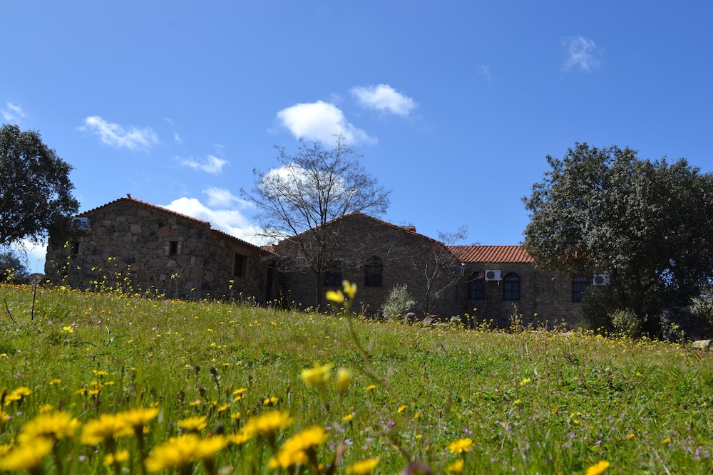 Albergue La Jarilla pet-friendly hotel Plasenzuela