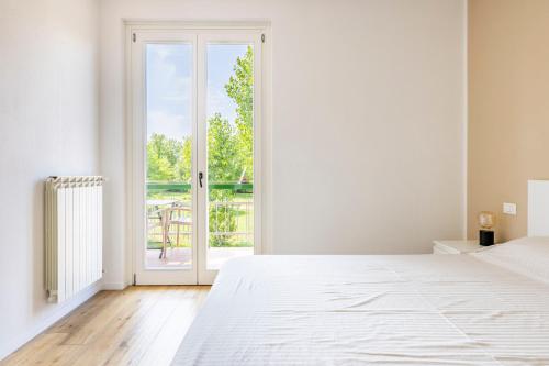 Trendy Aparment with garage right by the lake — 4-Star Luxury Hotel in Sirmione, Italy