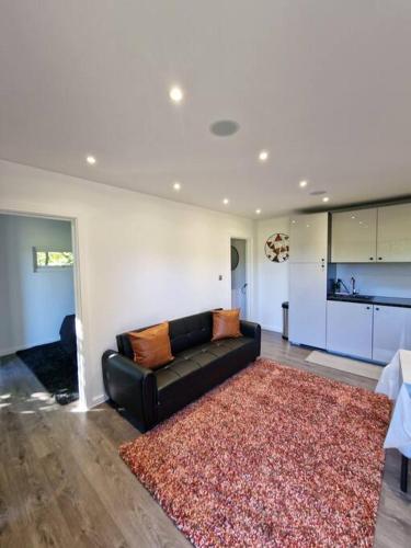 Deluxe Cabin wrapped by nature — 4-Star Luxury Hotel in Dartford, United Kingdom