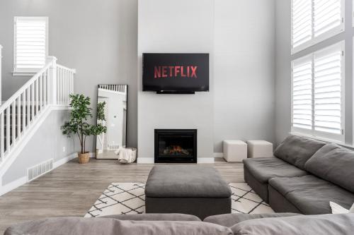 8 Beds 2 Full Kitchens Fenced HUGE Yard & Parks in Saratoga Springs, United States