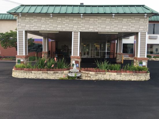 Super 6 Inn And Suites — Williamstown