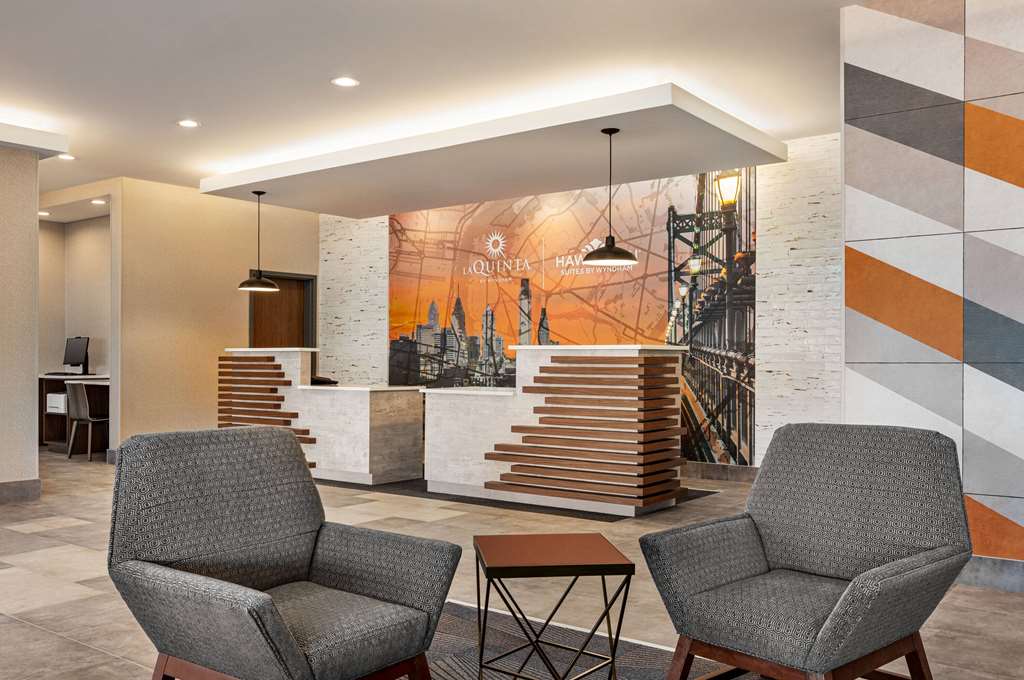 La Quinta Inn & Suites by Wyndham Mount Laurel Moorestown - photo 9